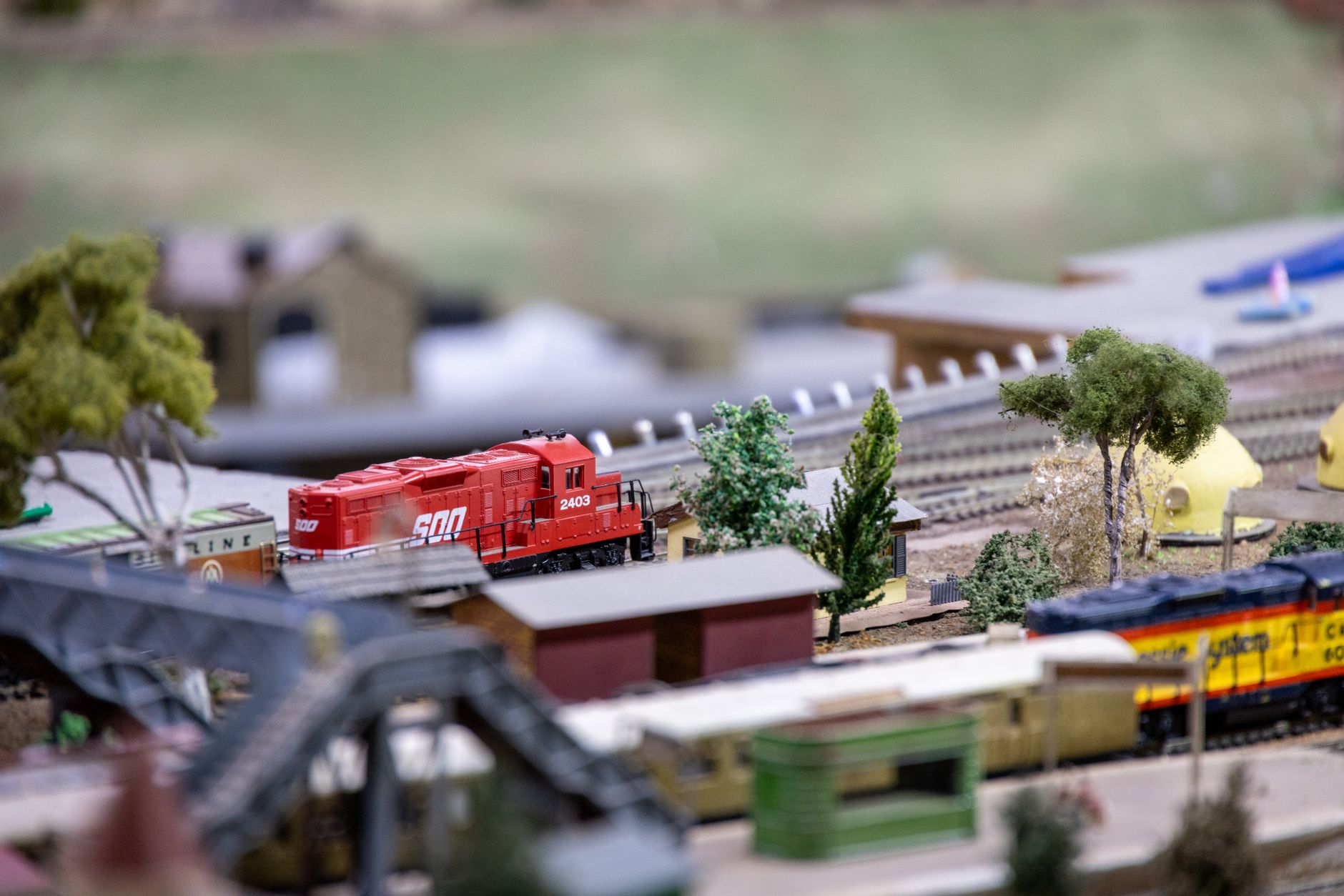 Diorama H0 z lokomotivo v izložbi trgovine Maketa